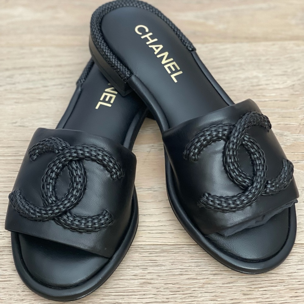⭐️⭐️SOLD⭐️⭐️Chanel slide flat mule black leather shoes slipper